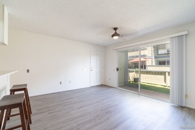 Building Photo - Cozy Ground Floor 1BR/1BA/1PKG unit in Sun...