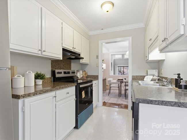 Building Photo - 7925 Charter Oak Ln