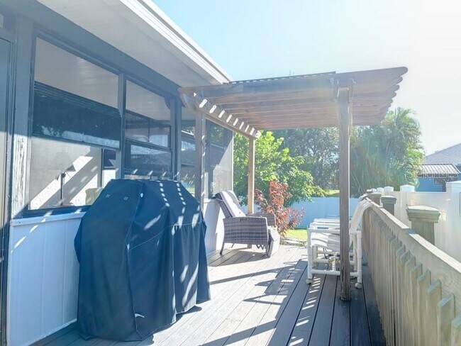 Building Photo - 323 Dolphin Pkwy