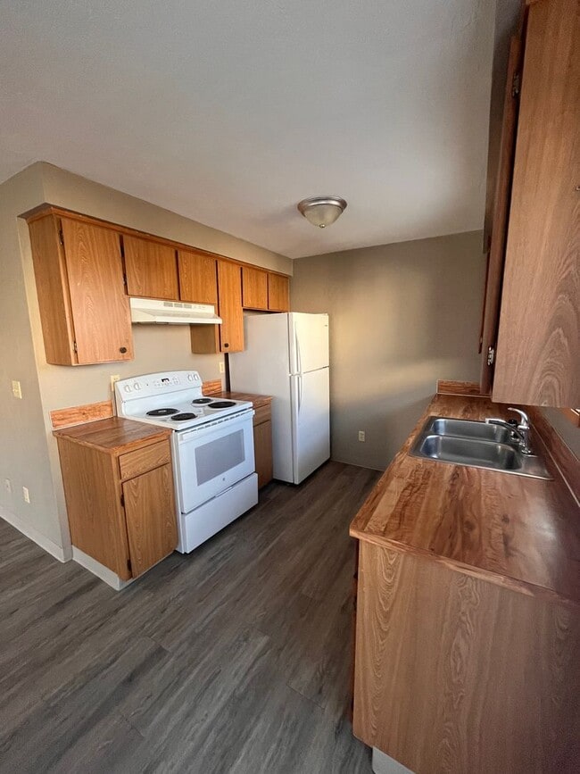 Building Photo - 00340-1554/1555 Wedgewood