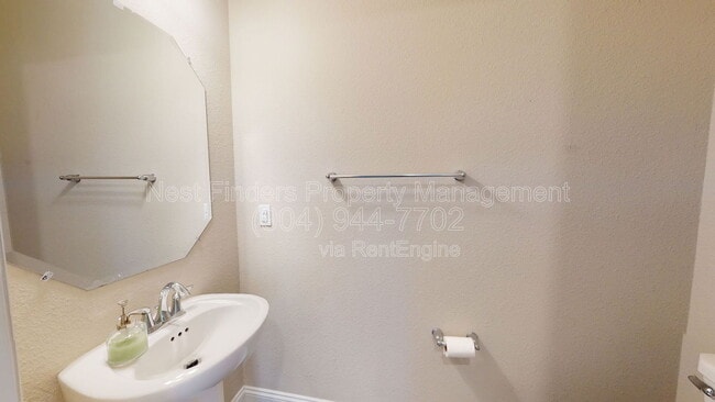 Building Photo - 201 Silver Creek Pl