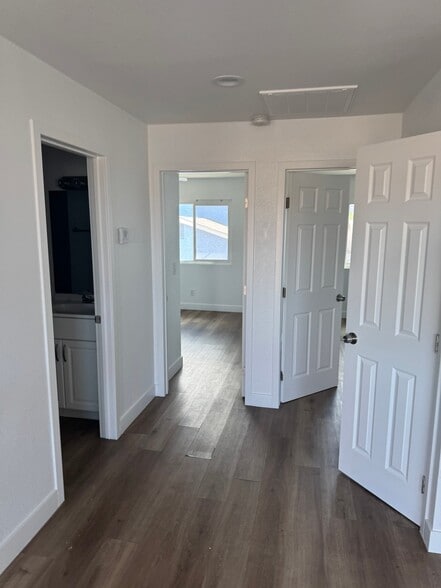 Building Photo - 432 E Sunset Rd