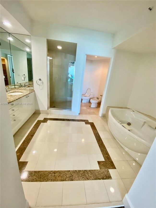 Building Photo - 300 South Pointe Dr