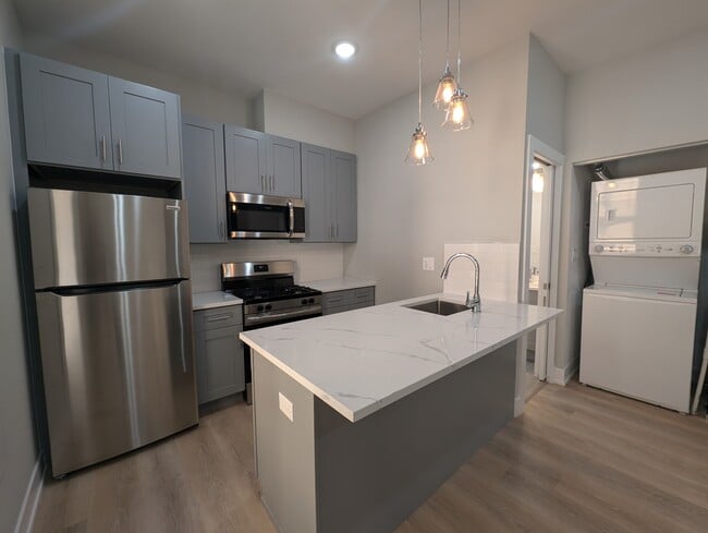 Building Photo - 421 W Belden