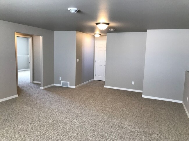 Building Photo - 4 Bed 3 Bath Single Family Home