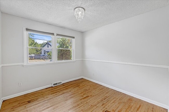Building Photo - 2127 Oak Ave