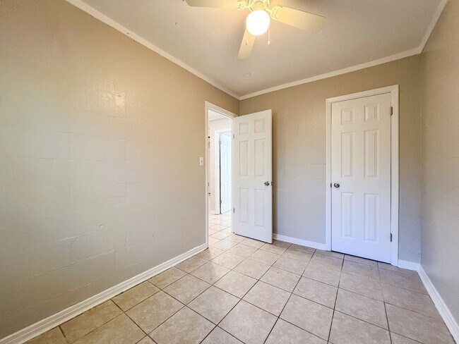 Building Photo - 1410 Nylic St