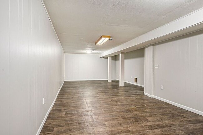 Building Photo - 1550- Chic 3BR Ranch in Parchment - Sleek,...