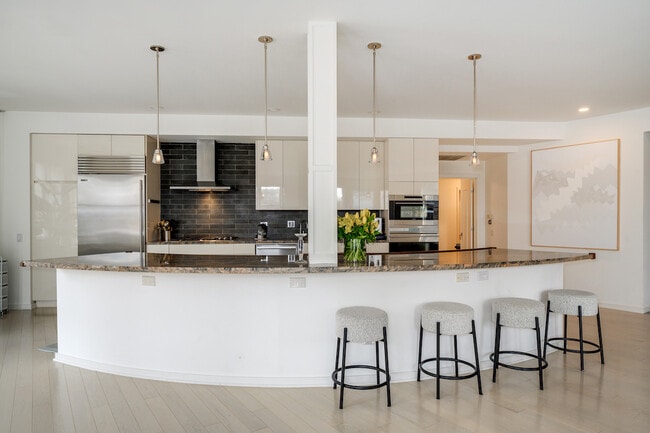 Building Photo - 501 N Kingsbury St