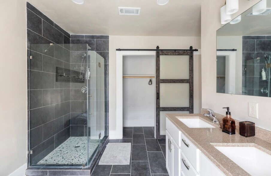 Private bath - 2108 Berry St