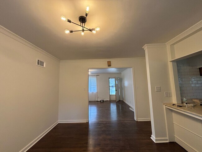 Building Photo - Adorable 3 bed, 1 bath, 1 car midtown bungalow close to the fairground, restaurants and shopping.