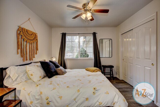 Building Photo - Emily Townhouses STR