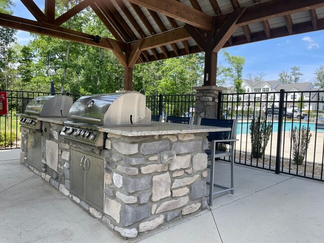 Building Photo - Cardinal | 4 Bed 2.5 Bath | Garage | 1895 ...
