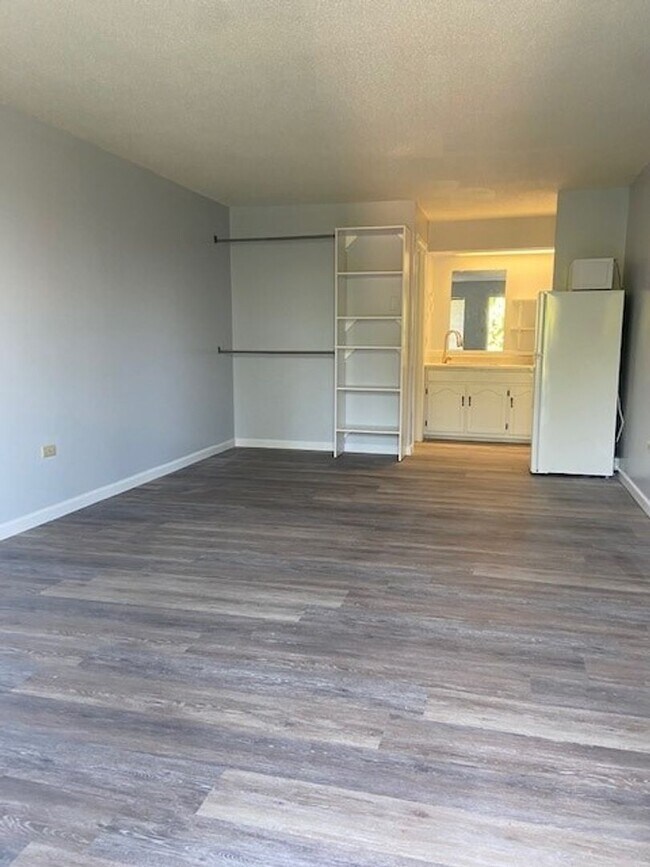 Building Photo - Studio Apartment in Hollister