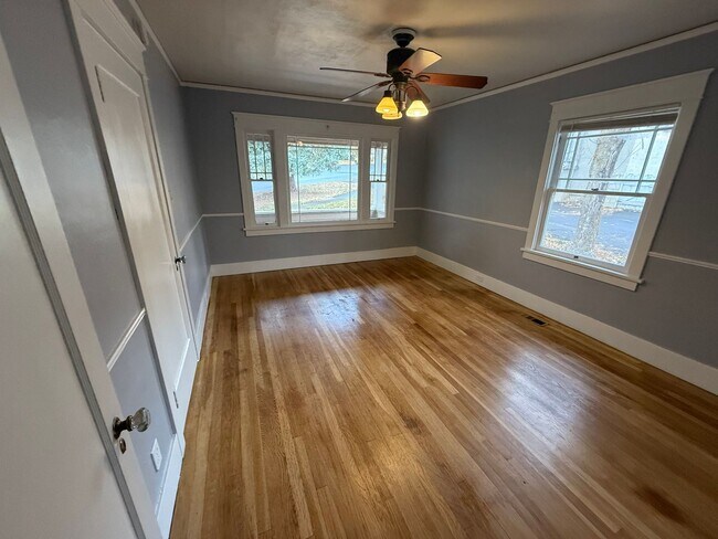 Building Photo - 3 bed/1 bath house