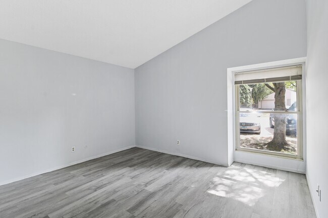 Building Photo - 2302A Melrose Dr