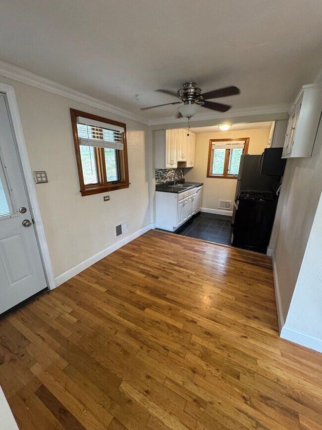 Building Photo - Coraopolis - 3 Bedroom, 1 Bath - Charming ...