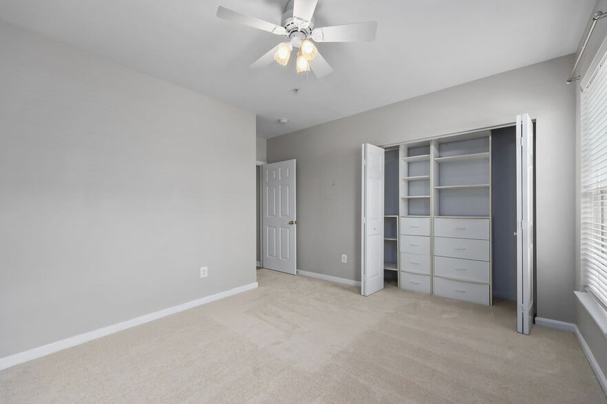 Building Photo - 25340 Lake Mist Square