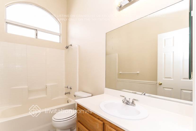 Building Photo - 923 Shadowfax Rd