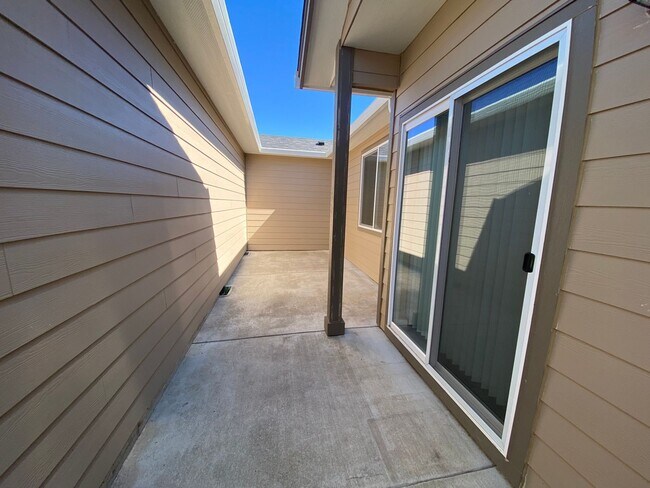 Building Photo - 556