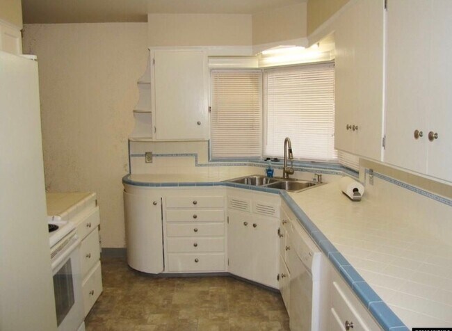 Building Photo - Available Mid-April – Beautiful 3 Bedroom Home on Hunter Lake Drive