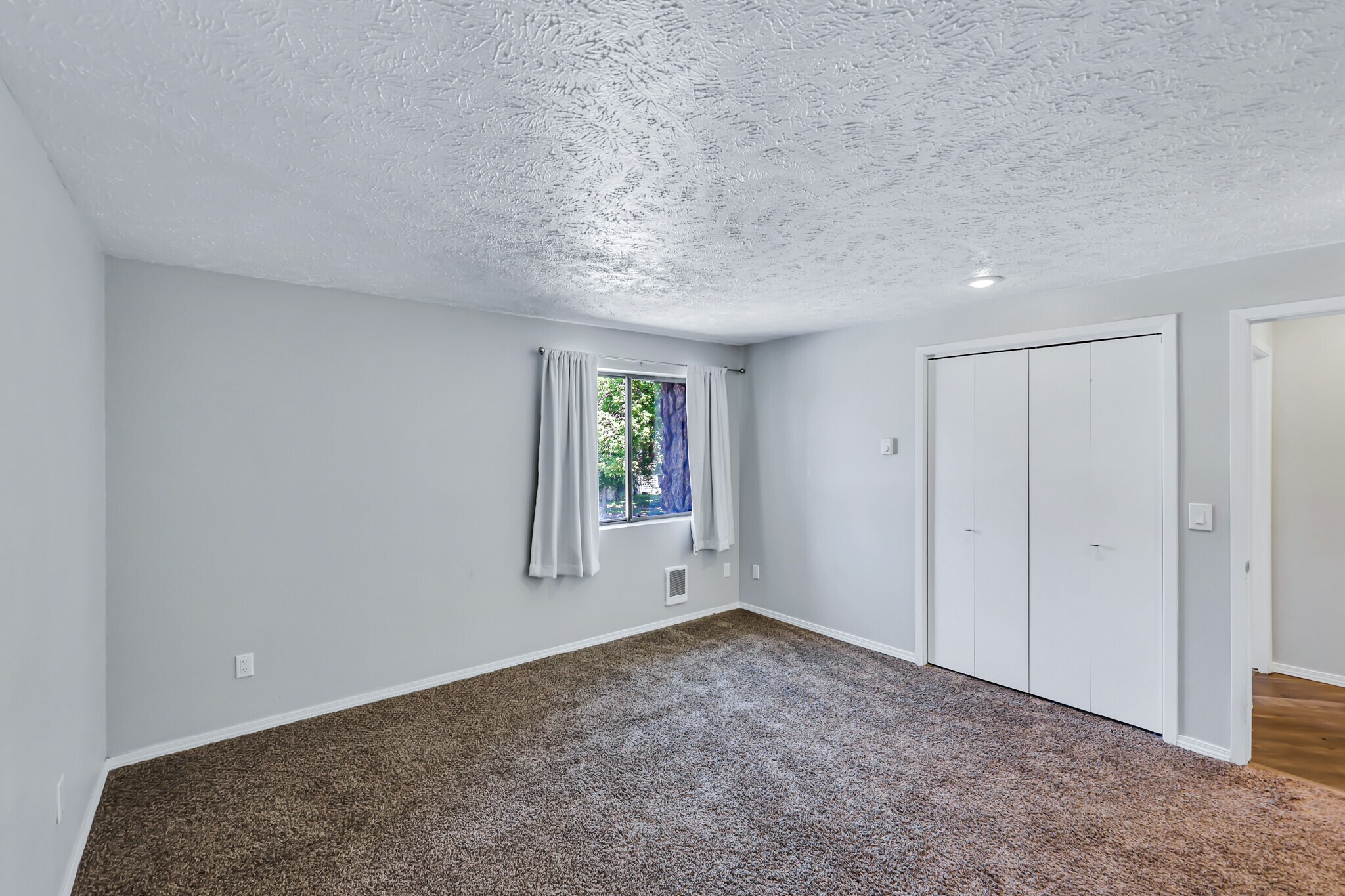 Primary bedroom - 162 S Coeur Dalene St