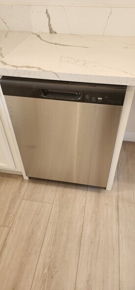 Building Photo - 950 N Kingsley Dr