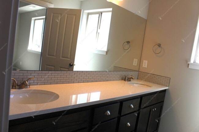 Building Photo - 3 BR home in Northwest Redmond w/ Mountain Views