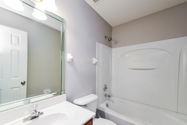 Building Photo - 8236 Clubview Dr