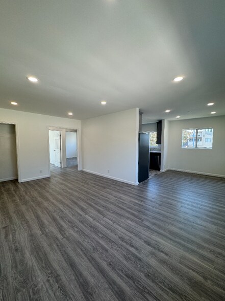 Building Photo - 15029 Burbank Blvd
