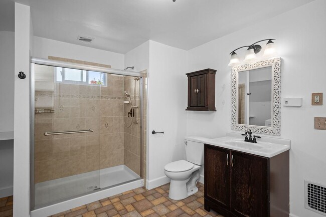 Building Photo - Charming 3 Bed 2 Bath Emerson Garfield Rem...