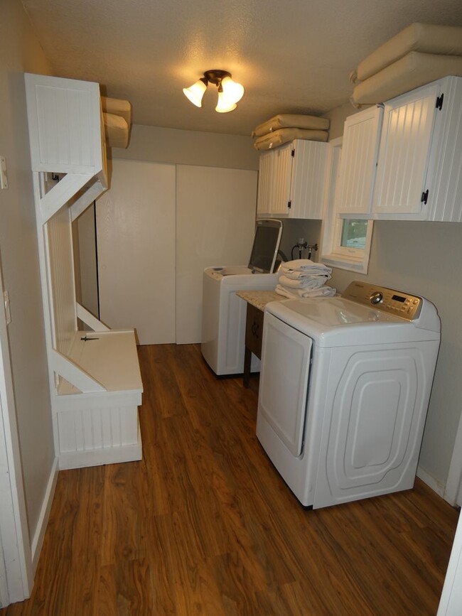 Building Photo - APPLICATION PENDING - West Side Wonderful!