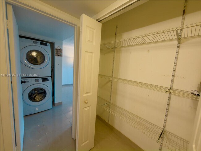 Building Photo - 325 W Laurel Dr