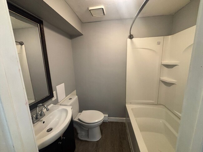 Building Photo - Upper 2 Bedroom Unit of Duplex