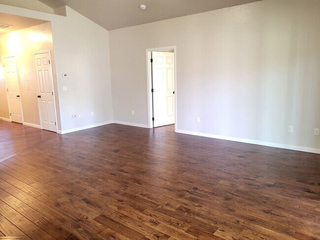 Building Photo - 3 bed 2 bath Home for Rent in Grants Pass