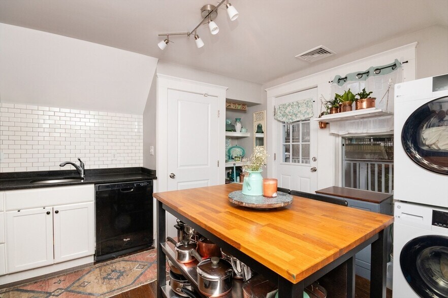 Building Photo - 83 Orange St