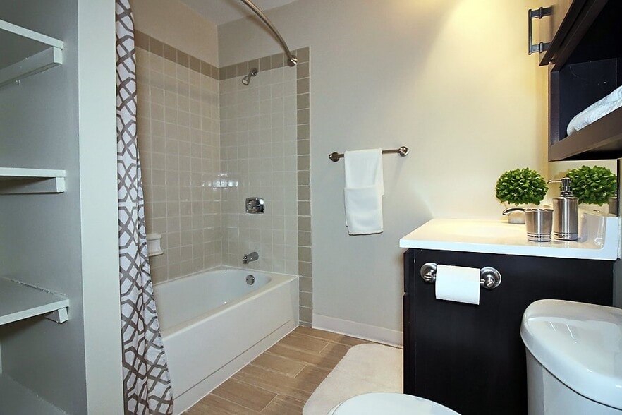 Building Photo - 32 E Pearson St