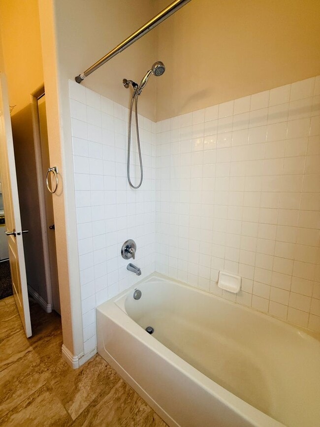 Building Photo - 3 bdrm, 2 bath Mission Hills Condo-Availab...