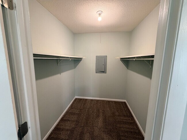 Building Photo - Check Out This 2Bedroom/1Bath Apartment!