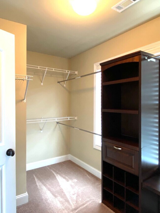 Building Photo - Luxury Home