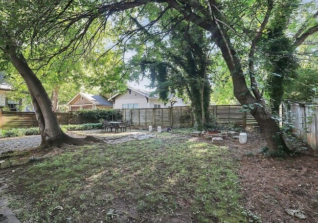 Building Photo - Charming 2nd Floor 2BD/1BA Unit on Pecan Ave!