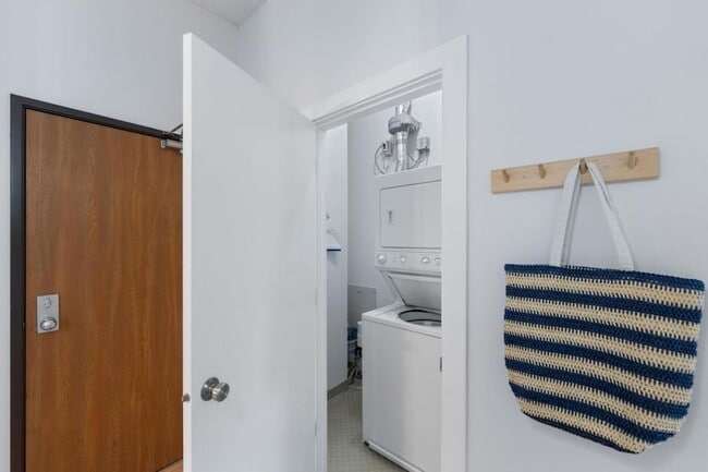 Building Photo - 215 7th St NE