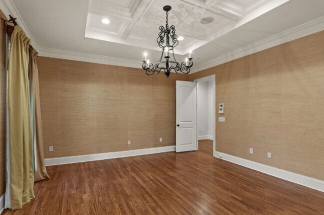 Building Photo - Impeccable Green Hills Home