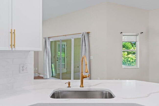 Building Photo - 24 Lakecliff Dr