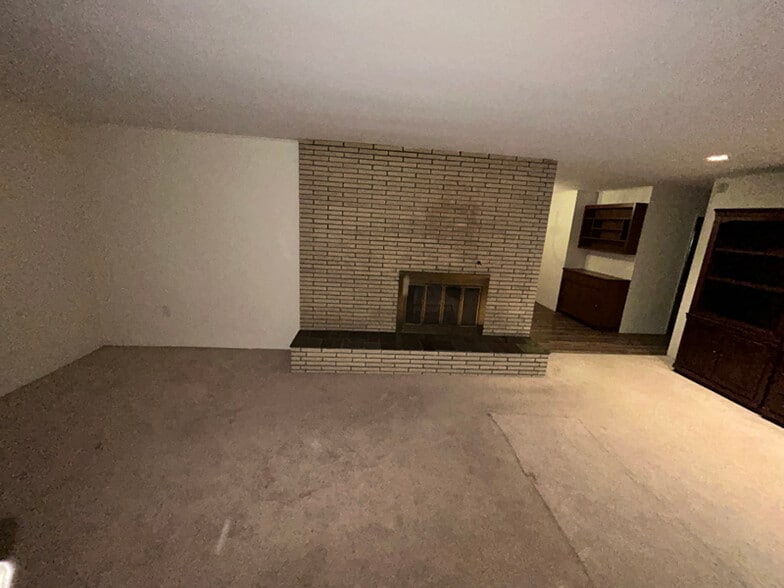 Building Photo - 5 Pine St