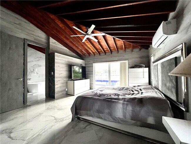 Building Photo - 720 NE 28th Ave