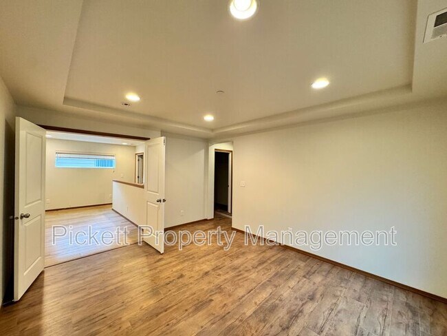 Building Photo - 2402 Seringa Ave