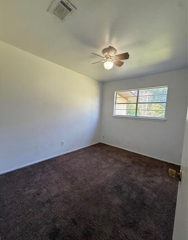 Building Photo - This Just In! New To The Market!