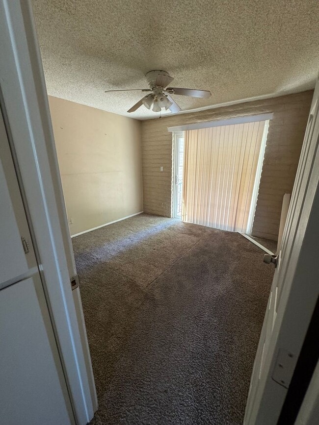 Building Photo - Centrally located 4 bedroom townhome