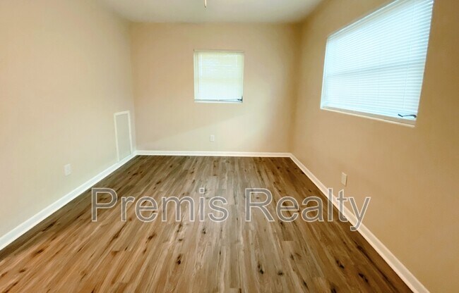 Building Photo - 1121 Mary Jane Ln